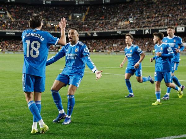Carreras anotó uno de los goles para el Real Madrid en casa del Valencia.