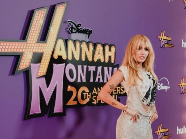 El 24 de marzo de 2006, una adolescente de Tennessee con una peluca rubia y un secreto enorme se asomó por primera vez a las pantallas de Disney Channel. Dos décadas más tarde, esa misma chica —ahora convertida en una de las artistas más influyentes de su generación— regresó al mismo escenario con una maleta fucsia, un Mustang descapotable y 6.3 millones de razones para celebrar.