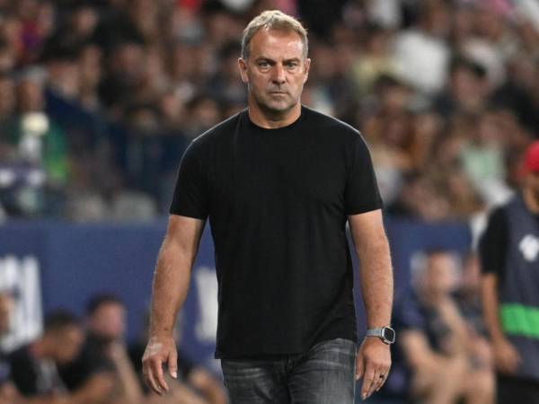 Hansi Flick llega de igualar con el Barcelona ante el Rayo Vallecano.