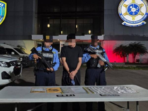 El conductor de Uber, de 24 años de edad, fue capturado por agentes de la Dirección Policial de Investigaciones (DPI) en la colonia La Joya en posesión de los 105 envoltorios de droga.