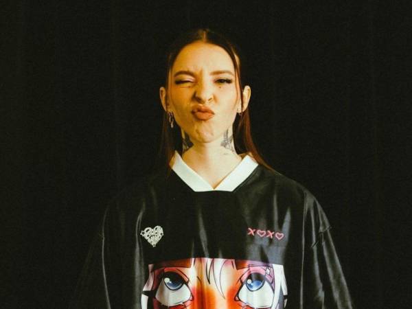 La puertorriqueña María Victoria Ramírez de Arellano Cardona, conocida artísticamente como Young Miko, anunció que el próximo 29 de mayo pondrá en circulación Do Not Disturb Deluxe, la edición ampliada de su segundo álbum de estudio, en lo que será el pistoletazo de salida a una temporada que la llevará desde los escenarios de Tokio hasta los grandes recintos de Europa y América.
