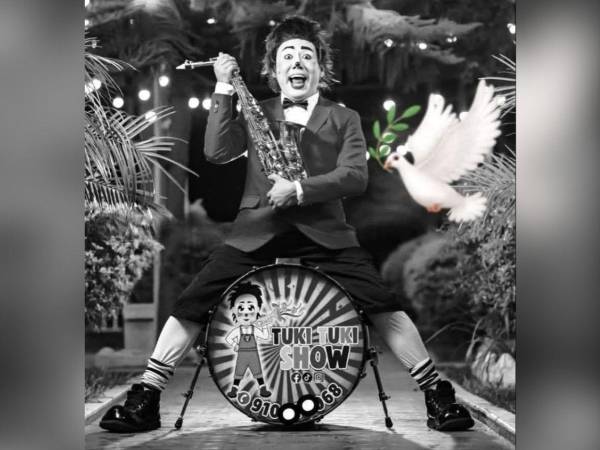 Rogers Gallegos Rodríguez de 28 años, mejor conocido como el payasito ‘Tuki Tuki’, fue asesinado a disparos el pasado jueves, tras lo que su familia cataloga como una trampa, ya que fue citado para dar un show infantil en la localidad de Gloria Grande, Huaycán, en el distrito de Ate, en Perú, antes de ser atacado. ¿ Qué se sabe del caso? Aquí los detalles.