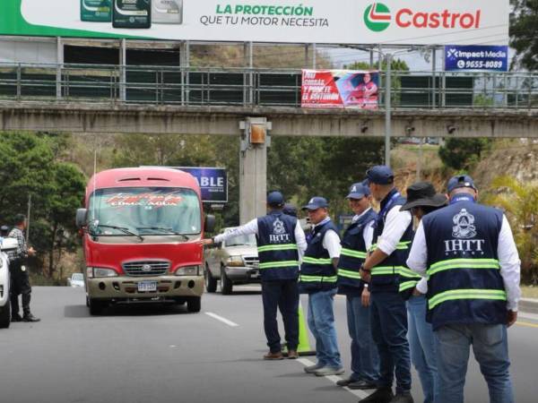 En todos los ejes carreteros hay inspectores del IHTT revisando la documentación de las unidades.
