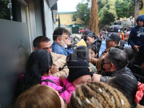 Rolando Contreras, diputado electo por el departamento de Cortés y representante del partido Innovación y Unidad (PINU), fue abucheado y agredido este martes 20 de enero mientras intentaba ingresar al Consejo Nacional Electoral (CNE) para retirar su credencial.