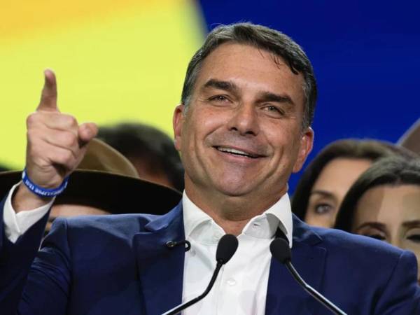 El senador brasileño Flávio Bolsonaro, candidato derrotado en las elecciones brasileñas del pasado domingo, está prófugo luego de salir de Brasil este martes después de que un juez le prohibiera salir del país, según fuentes políticas citadas por varios medios brasileños.
