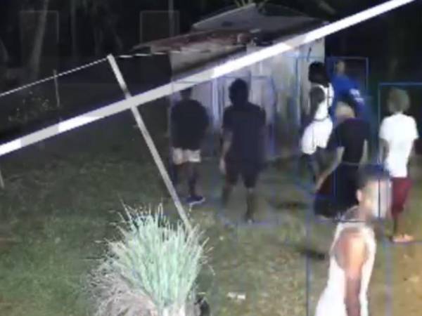 Momento en el que los atacantes llegan a amenazar al grupo de jóvenes.