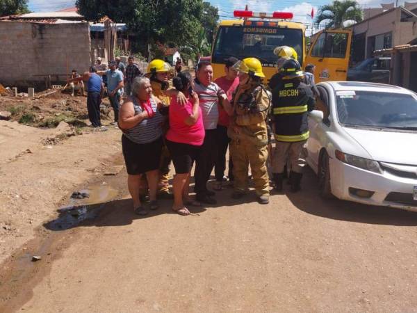 Vecinos que presenciaron la escena alertaron al Cuerpo de Bomberos sobre lo ocurrido. Minutos después, un equipo llegó al lugar para ejecutar el rescate de las víctimas.