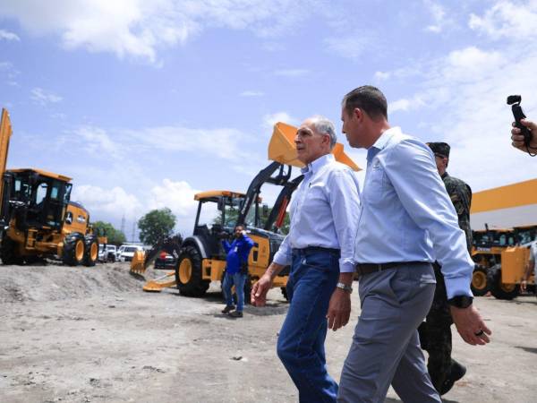 El presidente Nasry Asfura, supervisó la maquinaria que llegó al país y que será entregada a las 298 alcaldías para realizar proyectos en beneficio de las comunidades.