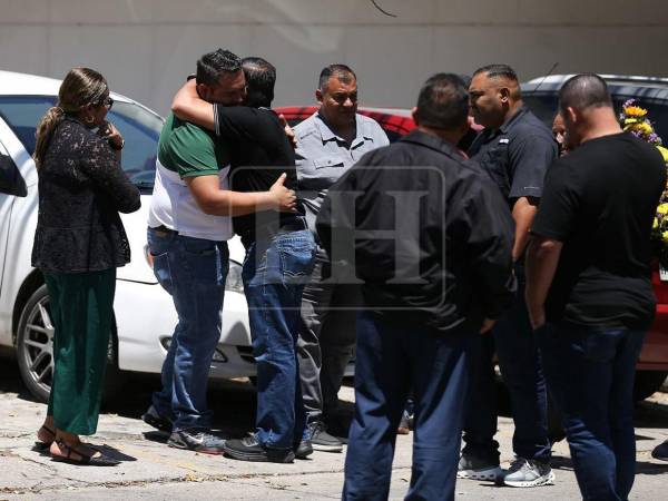 Familiares y amigos se congregan en la funeraria Confía de La Alameda para dar el último adiós a tres miembros de una misma familia, vecinos de la colonia Torocagua, fallecidos en el accidente en Quimistán. Se trata del velorio de <b>Javier Deras Zelaya</b>, su madre <b>Rita Francisca Zelaya</b> y <b>Yarely Rodríguez</b>, esposa de Javier.