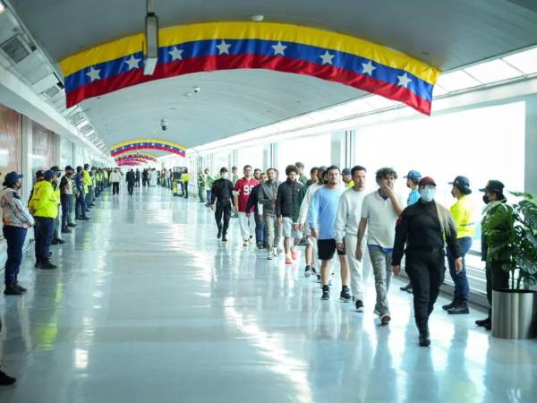Fotografía del programa estatal venezolano Gran Misión Vuelta a la Patria para repatriar a su población migrante de un grupo de migrantes a su llegada este miércoles, al aeropuerto internacional Simón Bolívar en Maiquetía (Venezuela).