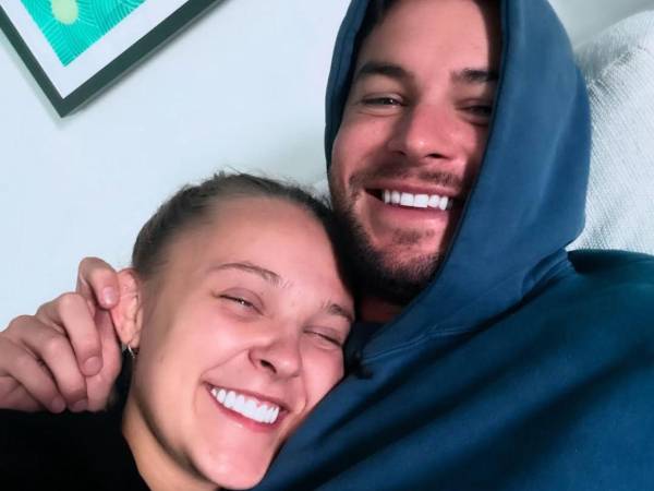 Jojo Siwa y Chris Hughes se habían mostrado juntos en redes sociales, pero no habían confirmado su romance.
