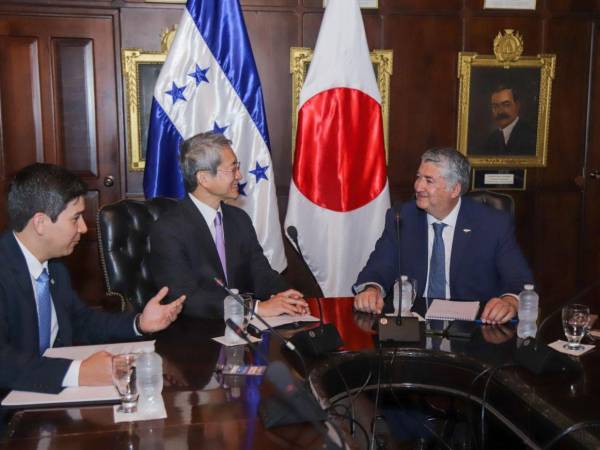 El ministro de la presidencia Juan Carlos García (derecha) se reunió con el embajador de Japón en Honduras Kazuhiro Nakai y Soshi Otomo, jefe de Cultura y Relaciones Públicas de la embajada de Japón.