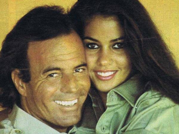Julio Iglesias y Vaitiare Bandera vuelven a aparecer vinculados en la información pública luego de que la exmodelo ofreciera declaraciones en el contexto de los señalamientos por agresión sexual y acoso formulados contra el cantante por dos antiguas exempleadas.