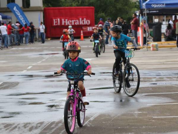 Desde antes de las 7:00 de la mañana comenzaron a llegar pequeñines de varias edades con sus padres, para instalarse en el estacionamiento de Mall Multiplaza con sus bicicletas, preparados y con toda la energía para participar en la Vuelta Infantil 2025.
