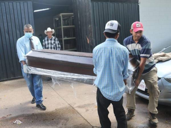 Los familiares retiran de la morgue de Medicina Forense el cadáver de Elsy Xiomara Sosa Pineda, quien fue encontrada sin vida dentro de un hotel en Siguatepeque, Comayagua.