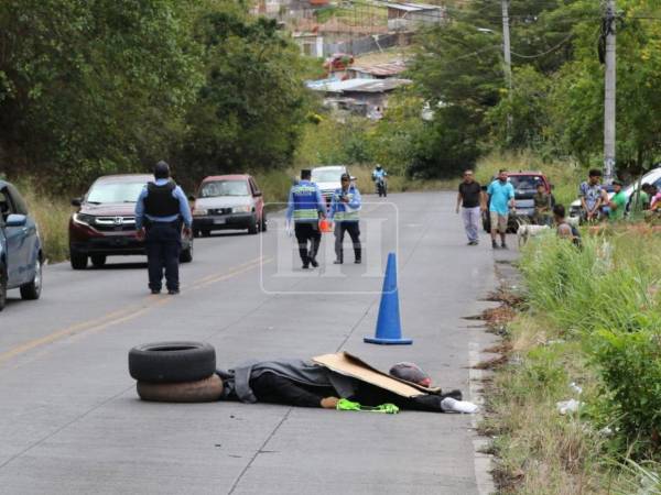 El cuerpo del hombre quedó a la orilla de la calle, mientras que la moto estaba entre la maleza.