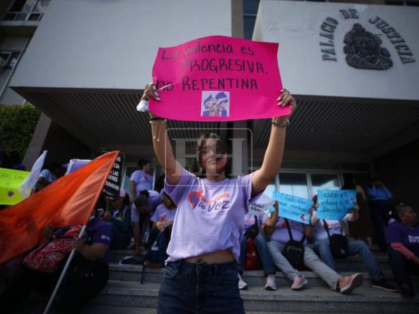 Con pancartas en mano, decenas de mujeres llegaron hasta la Corte Suprema de Justicia para exigir justicia en los casos de femicidios que están en la impunidad en Honduras.