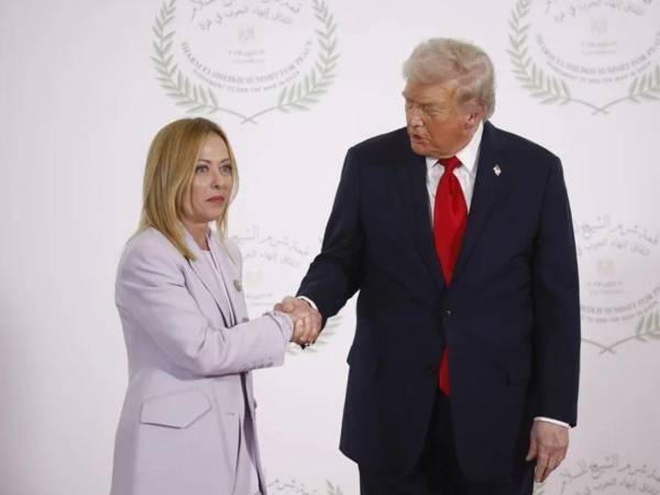 Trump critica a Meloni después de que ella negara que le rogó tomarse una foto con él.