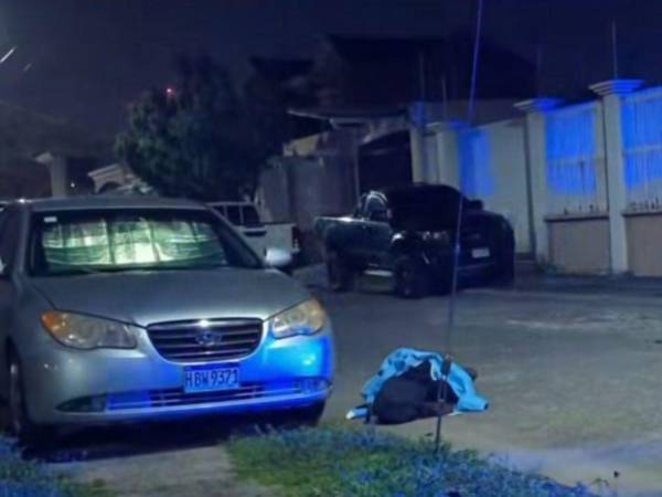El cuerpo del hombre quedó tirado a la orilla de la calle.
