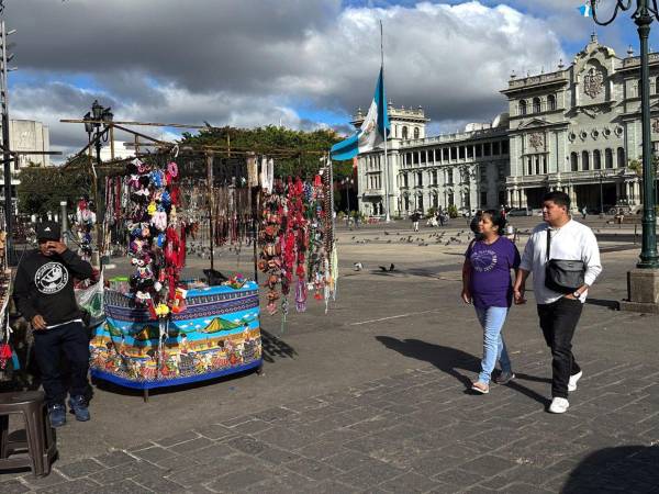 Guatemala vive este lunes su primer día bajo el estado de sitio decretado por el gobierno del presidente Bernardo Arévalo de León, tras la ola de violencia que sacudió al país centroamericano el fin de semana con motines en las cárceles y el asesinato de nueve policías a manos de presuntos pandilleros.