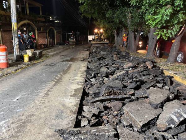 El espesor de la nueva carpeta asfáltica será de entre ocho y 10 centímetros para asegurar la resistencia de la calle ante la alta carga vehícular que transita por la zona, así lo aseguraron las autoridades.