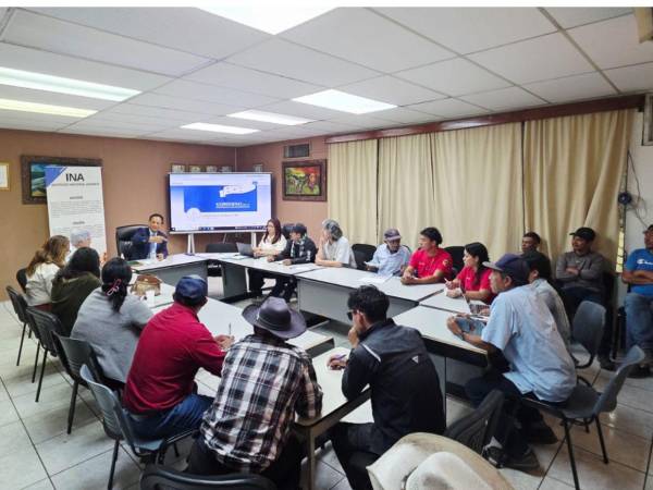 El ministro director del Instituto Nacional Agrario (INA), Javier Talabera, se reunió con representantes del Consejo Cívico de Organizaciones Populares e Indígenas de Honduras (Copinh).