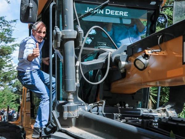 El presidente de la República,Nasry Asfura entregó el kit de maquinaria pesada alcalde de Santa Elena, La Paz, la que servirá para abrir caminos entre cada una de las comunidades del sector.