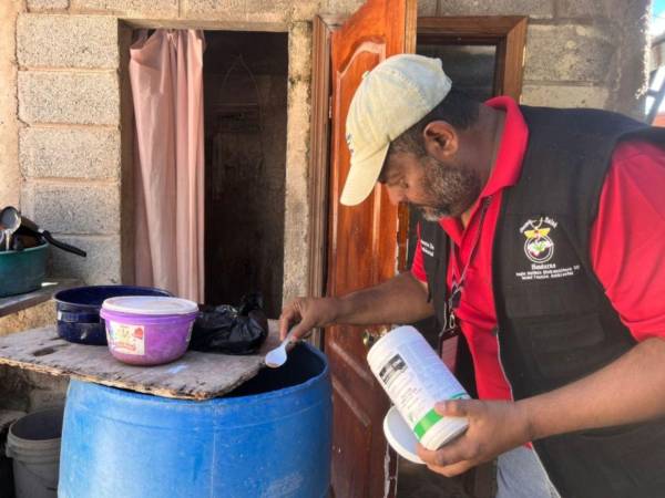 Las autoridades hicieron un llamado a la población para eliminar recipientes con agua acumulada en patios y solares, ya que estos se convierten en los principales criaderos del mosquito transmisor del dengue.