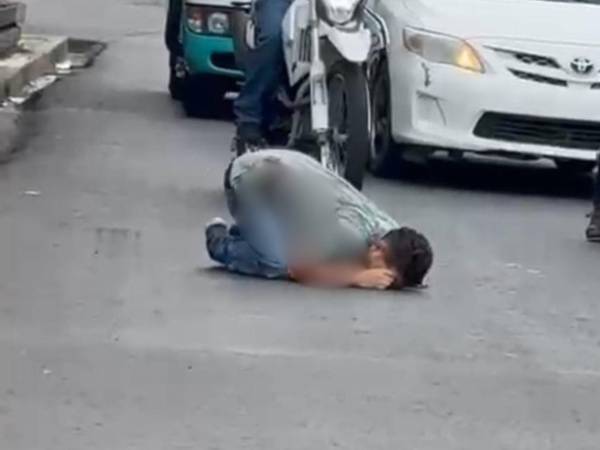 El conductor de la unidad salió corriendo de la unidad para evitar los disparos.