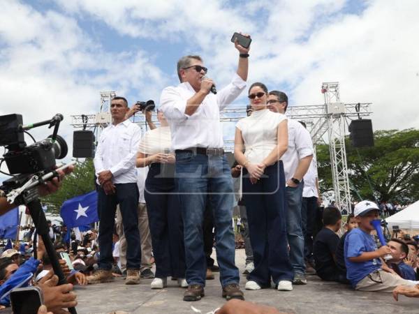 El exmandatario compartió su discurso junto a su familia, el abogado Renato Stabile y el cuerpo de seguridad que lo resguarda.