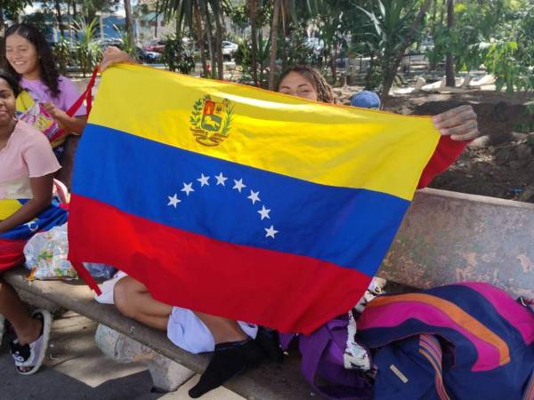 Con banderas alzadas y nuevas esperanzas, migrantes venezolanos celebraron en las calles de Honduras la caída de Nicolas Maduro, tras ser capturado por el gobierno de Estados Unidos esta madrugada del 3 de enero.