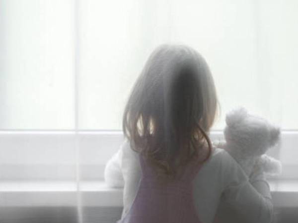 Niña de 7 años escapó de una casa en California donde, según las autoridades, sufría graves abusos físicos.