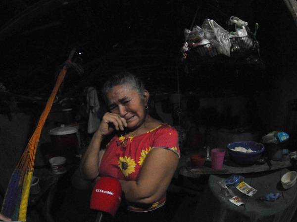 Doña María Concepción Aguiler, una hondureña que vive en el empobrecido Corredor Seco, llora porque los alimentos escasean a causa de la sequía.