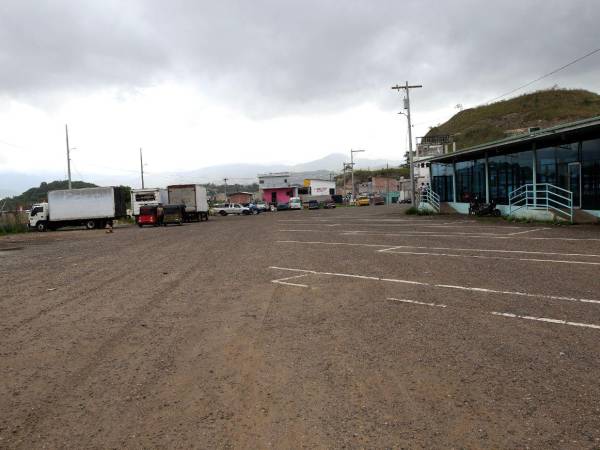El proyecto que prometía ordenar el transporte del sur capitalino luce abandonado; comerciantes aseguran que solo quedaron anuncios.