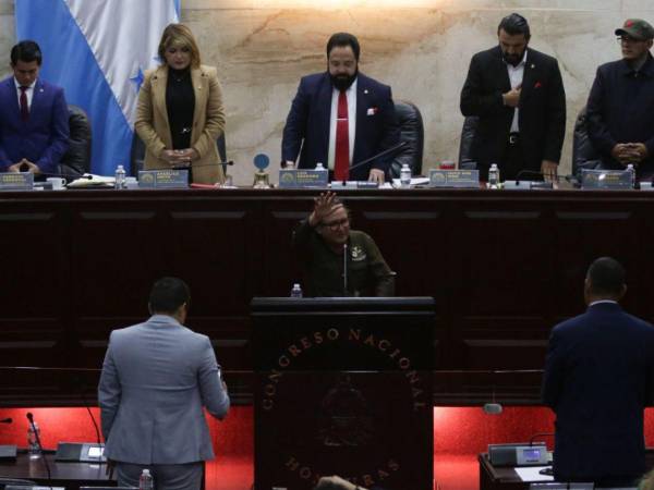 El padre Leopoldo Serrano llegó este martes al Congreso Nacional donde llevó a cabo una oración e hizo una bendición a los diputados antes de iniciar la sesión legislativa.