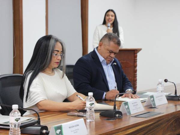 La directora Ejecutiva del Consejo Nacional Anticorrupción (CNA) Gabriela Castellanos y el presidente de la Asociación de Municipio de Honduras (Amhon), firmaron el convenio de cooperación interinstitucional.