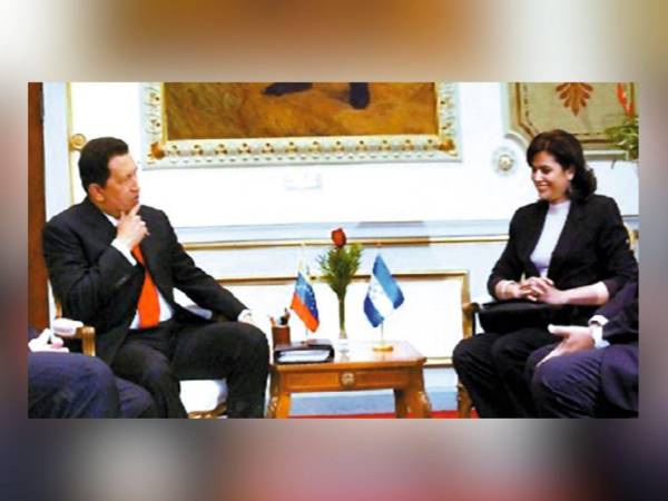 El fallecido expresidente de Venezuela, Hugo Chávez, reunido con Rixi Monvada, quien estuvo detrás del acuerdo para que Honduras se uniera a Petrocaribe y el ALBA.