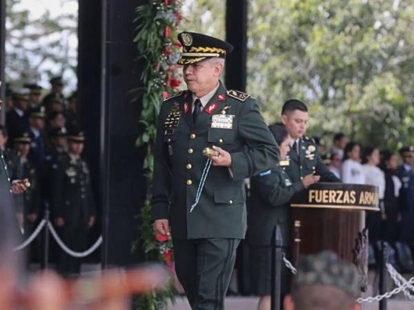 El 31 de diciembre de 2025, Roosevelt Hernández se retirará tras cumplir 35 años de servicio en las Fuerzas Armadas. Previo a eso, planean nombrarlo como secretario de Defensa.