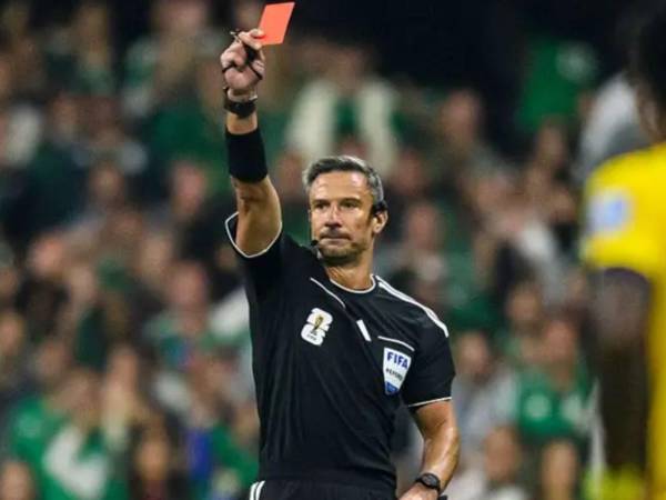 Mientras Argentina y España protagonizan la esperada final del Mundial 2026 en el Estadio de Nueva York/Nueva Jersey, un hombre también acapara parte de la atención de millones de aficionados alrededor del planeta. Se trata del árbitro esloveno Slavko Vinčić, el encargado de impartir justicia en el partido que definirá al nuevo campeón del mundo.