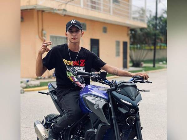 La masacre de tres jóvenes en un taller de motocicletas ubicado en la colonia Saturno, sector Satélite, en San Pedro Sula, sigue causando conmoción en la localidad. De hecho, el reciente domingo trascendió la muerte del abuelo de Joshua Gerardo Bautista Hernández, de 23 años, una de las víctimas, quien según allegados, no soportó la noticia sobre la muerte de su nieto. A continuación los detalles.