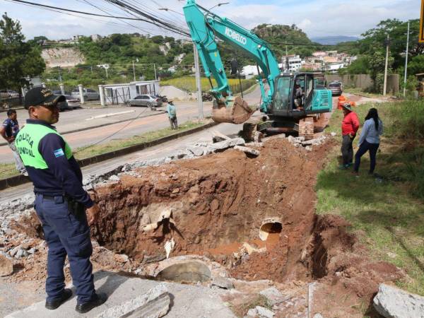 Constantes fallas geológicas y presión de agua provocan hundimientos en la capital