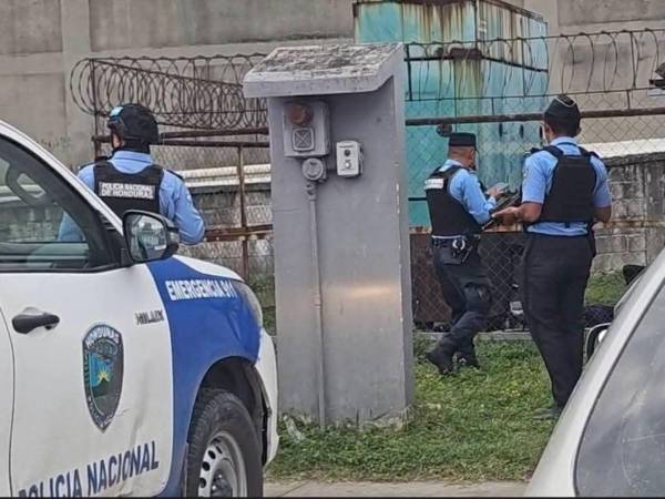 Agentes policiales llegaron a la escena del crimen para iniciar las primeras investigaciones del asesinato del vigilante.