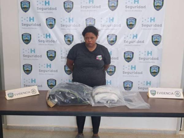 Agentes de la Policía Nacional capturaron a la ama de casa cuando llevaba a un niño en un maletín hasta Ahuás, en Gracias a Dios y lo pretendía trasladar a la ciudad de La Ceiba.