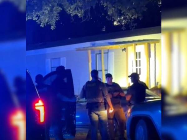 Ambos se refugiaron en una vivienda, donde permanecieron atrincherados durante varias horas, lo que obligó a las autoridades a desplegar un operativo más amplio en la zona.