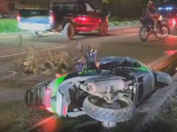 El cadáver del hombre quedó cerca del motociclista a la orilla de la calle.