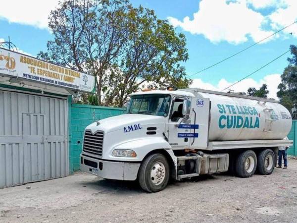La distribución de agua por la AMDC beneficia a instituciones, aunque en zonas altos de la capital la escasez obliga a comprar barriles caros.
