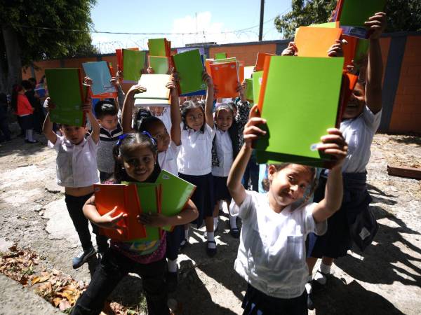 Con sonrisas y gratitud, 134 niños recibieron cuadernos nuevos que marcarán el inicio de aprendizajes y sueños en este 2026.