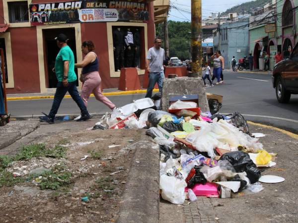Aunque las cuadrillas de la Alcaldía limpian a cada semana, en Comayagüela hay varios promotorios de basura que contaminan el ambiente.