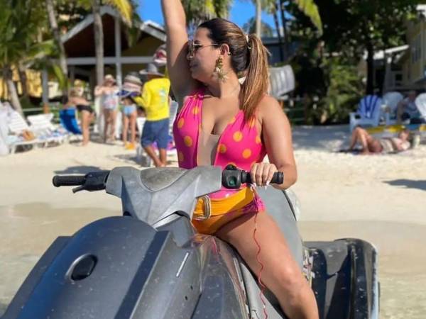 Este 1 de enero de 2026 se cumplen cuatro años desde que Angie Samantha Peña Melgares desapareció sin dejar rastro en la isla de Roatán, Islas de la Bahía, mientras disfrutaba de sus vacaciones y conducía una moto acuática por el mar Caribe.