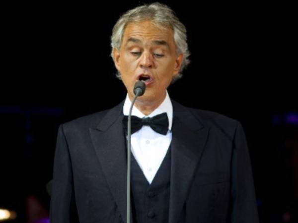 El tenor italiano Andrea Bocelli acudió al despacho acompañado de su familia y fue recibido por el mandatario estadounidense Donald Trump.
